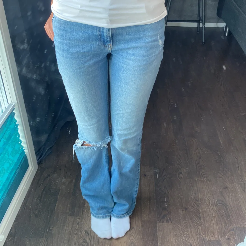 Jätte fina blåa jeans, bootcut med slitage på knät 💓 säljer då de inte kommer till användning köpta för 500🥰. Jeans & Byxor.