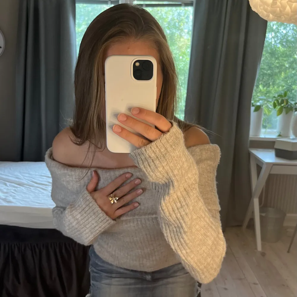 Snygg offshouldertröja som är perfekt nu till hösten💞💞 använd en gång så är i nyskick. Är oversized i XS så passar S och M om man vill ha den lite tajtare. Skriv för fler bilder💞💞. Stickat.