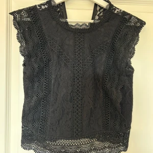 Svart topp från only  - så fin topp från ONLY som säljs då den inte används längre💘💘