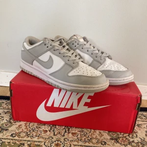 Nike dunks grey fog - Fina Nike dunks i väldigt bra skick! Storlek: 42 och låda ingår även…