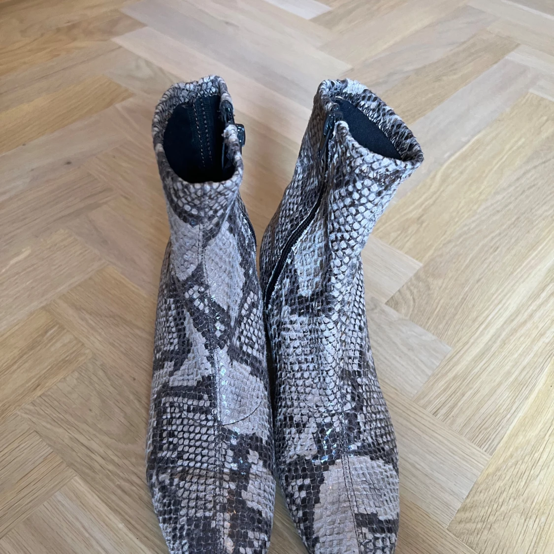 Boots i ormskinnsmönster från Tamaris - 90