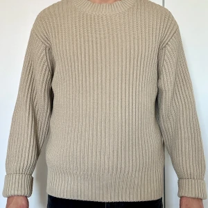 Stickad tröja från Ami Paris  - Oanvänd stickad tröja från Ami Paris. Storlek L. Nypris 3500 kr.