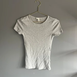 Tight ribbad t-shirt - Grå tight ribbad t-shirt i storlek xs men kan också passa S. Skriv för fler frågor eller för att diskutera pris m.m💞