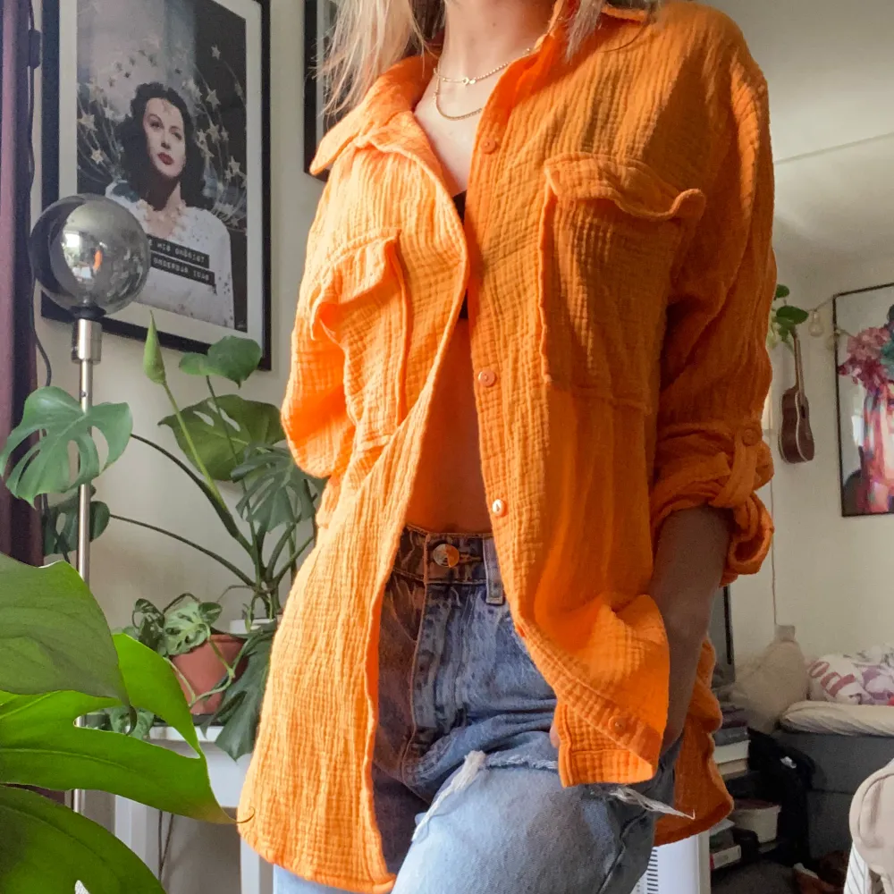 Oversized orange skjorta i XS, använd bara en gång.  . Skjortor.