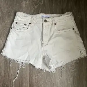 Vita jeans shorts med beigea detaljer och fransiga i benen, storleken står i ålder men det motsvarar ca xs-s. Skriv för fler frågor eller diskutera pris m.m.💞