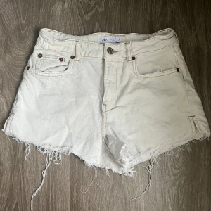 Zara jeans shorts - Vita jeans shorts med beigea detaljer och fransiga i benen, storleken står i ålder men det motsvarar ca xs-s. Skriv för fler frågor eller diskutera pris m.m.💞