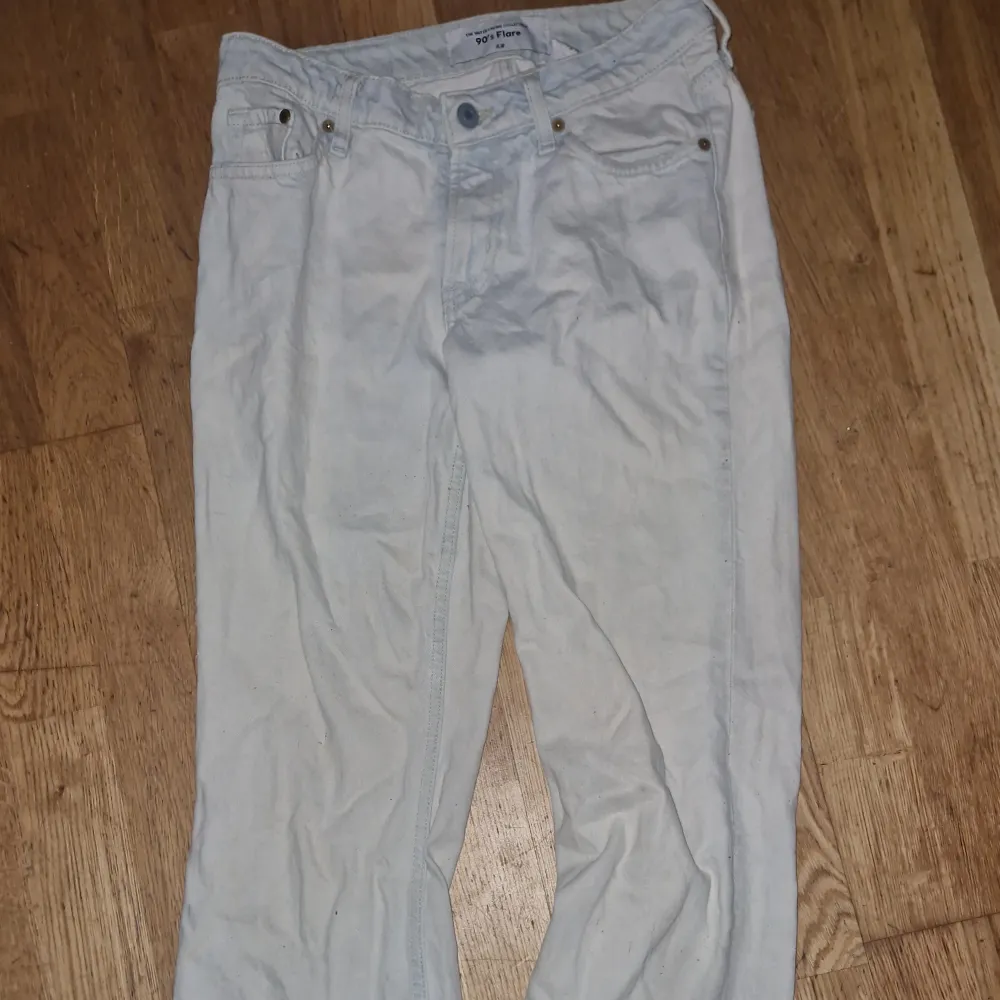 Ett par vita jeans från H&M:s The Watersaving Collection. Modellen är 90's Flare med en något utsvängd passform. o en reva vid höger ben längst ner. Jeans & Byxor.