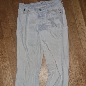 90's Flare Jeans från H&M - Ett par vita jeans från H&M:s The Watersaving Collection. Modellen är 90's Flare med en något utsvängd passform. o en reva vid höger ben längst ner