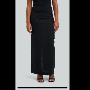 Linne kjol - Linne kjol från Bikbok. Andvönd en gång, nyskick. Slits baktill. Storlek 38.