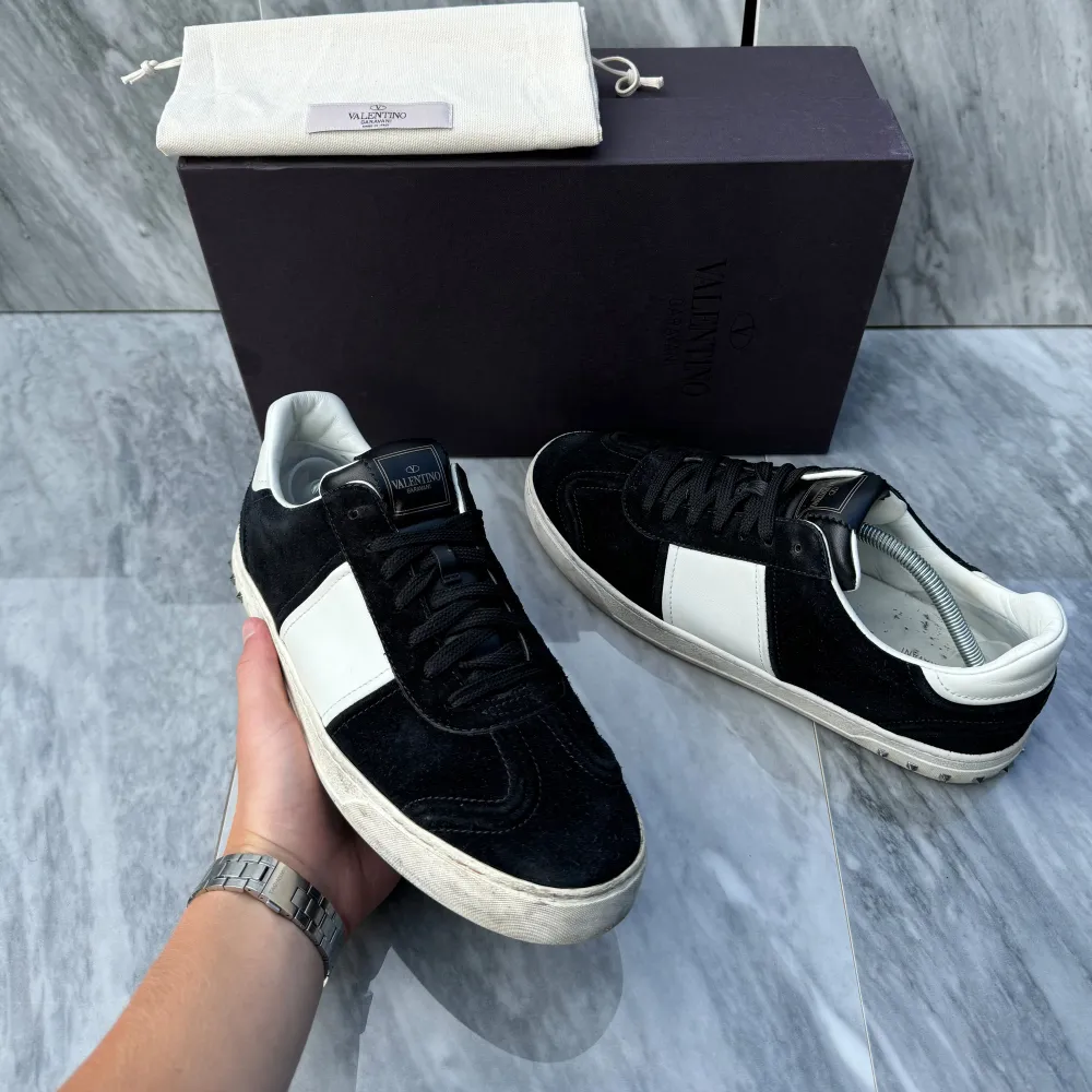 Valentino Flycrew sneakers | Knappt använda | Sitter sanningsenligt | Nypris: 6499 | Ingår: Valentino box | Fraktar spårbart via Postnord eller instabox, på köparens bekostnad  | Hör av dig vid minsta fråga eller fundering📩. Skor.