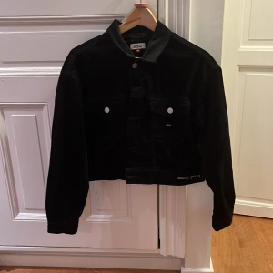 Jeans jacka  - En Tommy hilfiger jeans jacka i storlek M säljer pga att den inte kommer till andvänding💗
