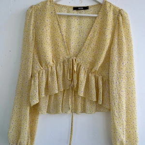 Blus  - Somrig tröja i ljusgul färg.  Storlek M men satt också bra på mig med storlek S. 