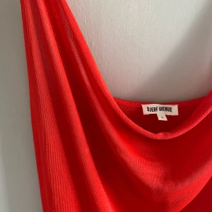 Citrine Mini Dress Red - Finaste klänningen från Djerf Avenue. ❤️   Från deras senaste släpp, Citrine Mini Dress Red!  Säljer tyvärr på grund av fel storlek… Tunna band, urringning som ett ”vattenfall”, minilängd och normal i storleken!