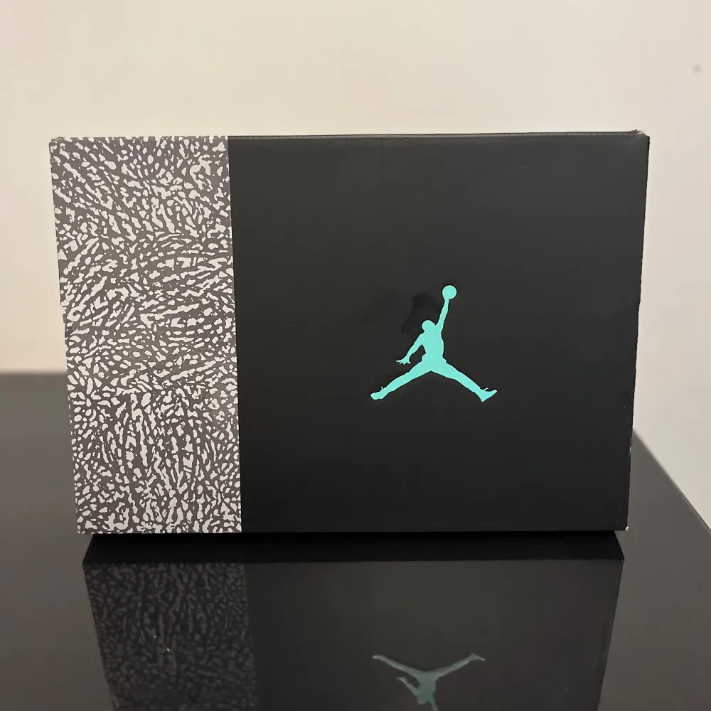 Air Jordan 3 ”Green Glow” Strl. 42.5 Helt oanvända, inte ens prövats. Säljer de då jag inte fastna för dom så mycket :) Köpta från hemsidan GOAT. Skor.