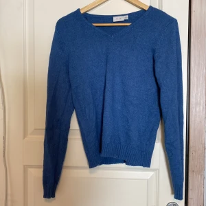 ulltröja från vero moda  - blå ulltröja från vero moda. Är i bra skick och har använt runt 2 gånger. Tröjan är i storlek xs.