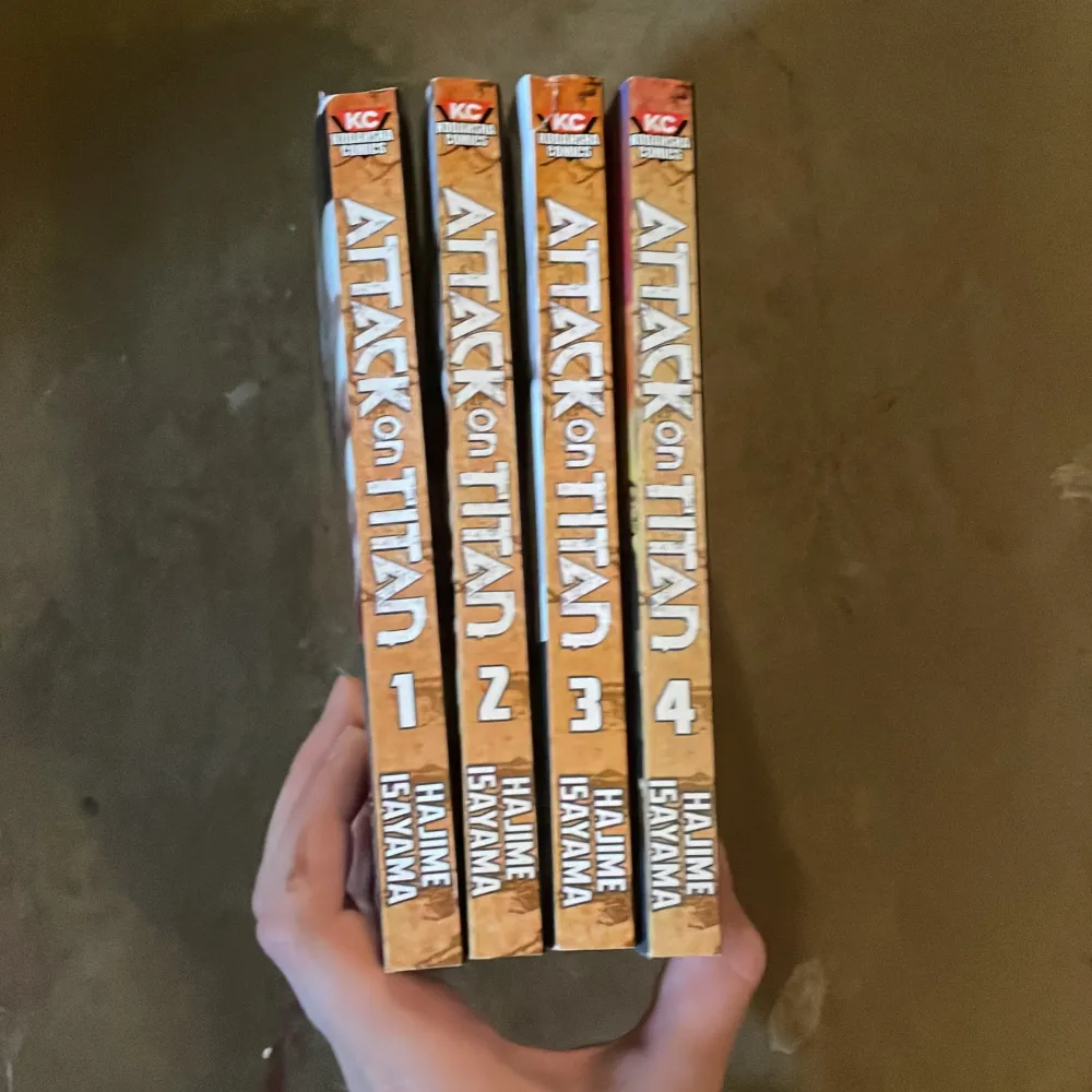 Attack om titan manga 1,2,3,4 Står på engelska. Böcker.