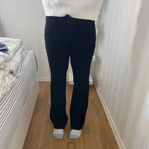 Säljer dessa svarta bootcut jeans från usa då de är förstora för mig.