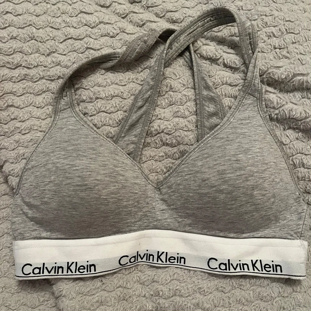 två super fina calvin klein toppar, endast använd 1 gång men passade inte riktigt mig. 1 för 200 båda för 350🩷storlek S båda två!!. Övrigt.