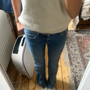 Gina jeans! - Säljer dessa jeans från Gina Young i storleken 164! Säljer då dem inte kommer till användning, jättebra skick och är som nya! Nypris 399kr säljer för 100kr!🥰