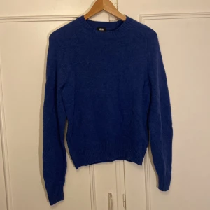Stickad tröja  - Skön stickad tröja. Använd ett fåtal gånger. Säljer pga att jag inte använder den. Skick:10/10