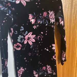 Fin klänning  - Fin barn klänning!💗 i st 134 Med blommor 