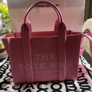 Marc Jacobs väska - En rosa jätte fin Marc Jacobs väska köpt på NK i Göteborg endast använd 1 gång, kvitto och allt finns. Man kan även buda om man vill.