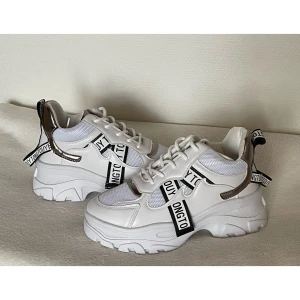 Skor - Coola skor i storlek 38! Köparen står för frakten men kan även mötas upp i Uppsala, Knivsta eller Sigtuna. Tveka inte att fråga mig om något! 