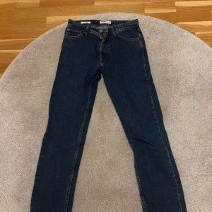 Jeans Jack & Jones marinblå - Säljer ett par jeans från Jack & Jones modell Chris storlek 27/32. Säljer de då de inte passar mig längre. Skicket är bra. Hör av er vid intresse och frågor.