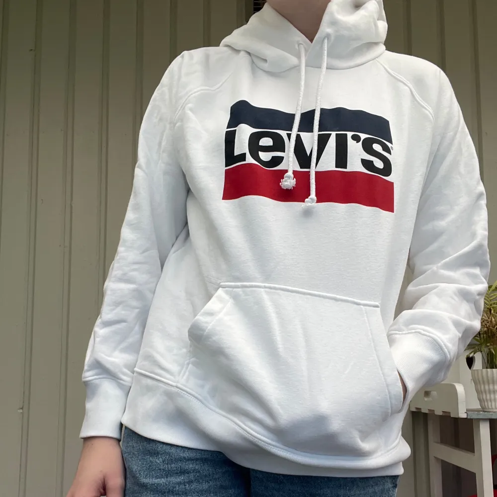 Snygg hoodie från Levi’s i nyskick💖  Skriv vid intresse och tveka inte att ställa frågor🥰🥰. Hoodies.