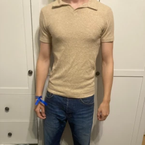 Asos piké  - Beige Asos pike i nyskick, knappt använd, storlek S, slim fit/muscle fit.