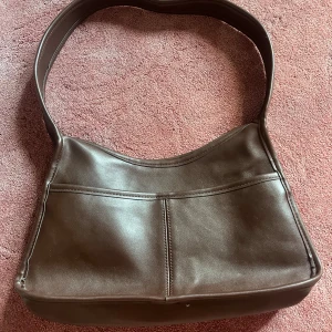 Brun handväska - Rymlig brun väska. Frakt tillkommer!