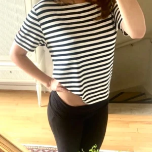 Randig Busnel T-Shirt - Somrig tunn T-shirt i viskos, svart/vit randig. Strl L, men motsvarar M. Inte använd