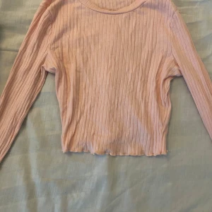 Rosa tröja - En rosa långärmad tröja från new yorker, i bra skick fast den är lite genomskinlig. Lappen är dessvärre borta men passar mig som är xs