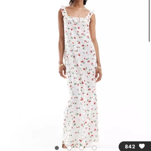 Körsbärsmönstrad maxiklänning i linnemix - Oanvänd. Prislapp kvar. Storlek XS. Modell lång (tall)