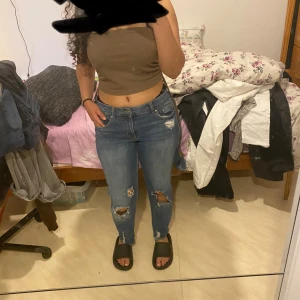 Jeans med hål strl 38 - Säljer Lowaist jeans med hål och lite detaljer strl 38 men funkar även för strl 36💗