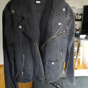 Biker jacka - Säljer en jacka i biker stil med lite sliten look. Använd 1 gång. Denimtyg. Storlek Medium. 
