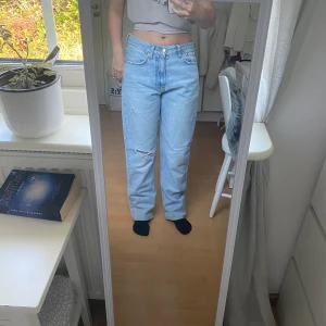 Ljusblå jeans  - Ljusblå jeans ifrån Gina tricot, perfect jeans. Storlek 36, i gott skick.  Fler bilder kan fås!💕