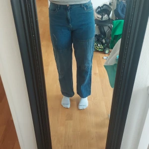Högmidjade jeans - Dessa jeans säljs då de nu är för små. Dom har en cool design på framsidan. Har använt de ett bra par gånger men är inte så slitna. Storlek S/M/170. Kontakta om du har frågor eller är intresserad✅️