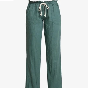 Roxy linnebyxor - Grön roxy linnebyxor i storlek S. Använda en gång och inga defekter. Säljer då jag har två par.  Köparen står för frakten💚