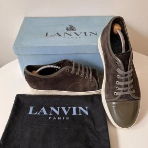 Lanvin Skor - Mycket eftertraktade sneakers från Lanvin. Storlek 41 passar även 42. Sparsamt använda, mycket bra skick. Dustbag+box medföljer.   Tveka inte att höra av er vid frågor.
