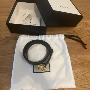 Gucci bälte - Äkta Gucci bälte i nyskick, helt oanvänt. Dustbag och låda medföljer. Köpt på Gucci online och inköpsbevis på mail samt kvitto finns. Nypris: 4200kr, mitt pris: 2500kr, kan diskuteras vid snabb affär!