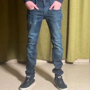 Blå replay anbass jeans - Ett par blå replay anbass jeans i herrstorlek W30 L32 . Byxorna har en slimfitt passform . De har en klassisk. mitt pris 499 vid en snabb affär går det att diskutera priset