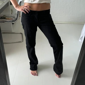 Svarta jeans  - Skit snygga svarta jeans i st 40. Då jeansen är lågmidjade så passar dem mig som har 34/36/S i byxor. Innerbenslängd 80-midjemått 95cm. 