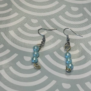 Örhängen  - Blå pärlor, blå ädelstenar, guldiga G klavar,  Köp ett par för 12kr och alla tre par för 30kr. INTE NICKELFRIA!! 