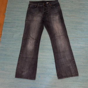 90s deadstock jeans - Jeans med fett skön wash, köpte de från deadstock och har använt typ 2-3 gånger sen dess. Vid passform med lite bootcut. Pris kan diskuteras!