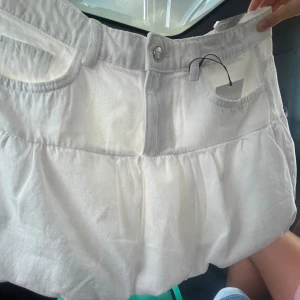 Zara jeanskjol  - Supercoola trendig kjol ifrån zara aldrig använd nyskick storlek l men passar m