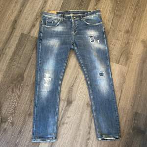 Säljer dessa feta Dondup jeans me snygga slitningar (Storlek 36W) men passar 33/32