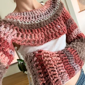 Handvirkad bolero - Virkad av mig. Sleeve i blandade färger, det bruna är fluffigt, superfin att ha över en mindre tröja eller turtleneck, skulle nog passa mellan xs o m iochmed att de är ganska stor.