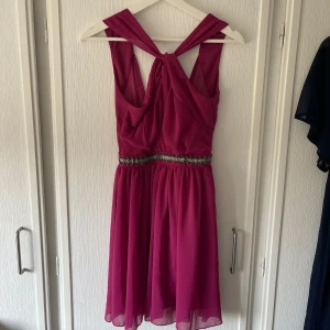 Mörk rosa klänning - Mycket fin klänning som aldrig har blivit använd då den är för liten för mig. Fick denna klänningen av en av mina mostrar, vet inte om hon har använt den (har för mig att hon sade att den var för liten). I mycket bra skick. Inte stretchig. 