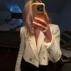 Blazer/Kavaj  - supersnygg kavaj från zara med snygga gulddetaljer⭐️ alla knappar sitter på, sparsamt använd och finns inga defekter eller tecken på användning😻💗 nypris 499kr men säljer för 350kr😻